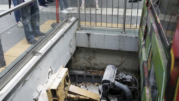 Αντί να δώσουν τα λεφτά να συντηρήσουν τις γραμμές του ΗΣΑΠ να μην κινδυνεύει να σκοτωθεί ο κόσμος χάρισαν 20.000.000 στα κανάλια και τα sites.