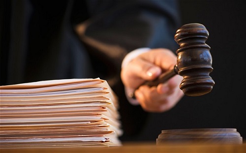 Ράπισμα της δικαιοσύνης σε πολιτικούς και τραπεζίτες