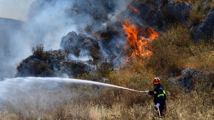 "Έκοψαν" 5.000 δασοπυροσβέστες δυο χρόνια μετά το Μάτι και την ώρα που οι Κεχριές γίνονται παρανάλωμα για 3η μέρα