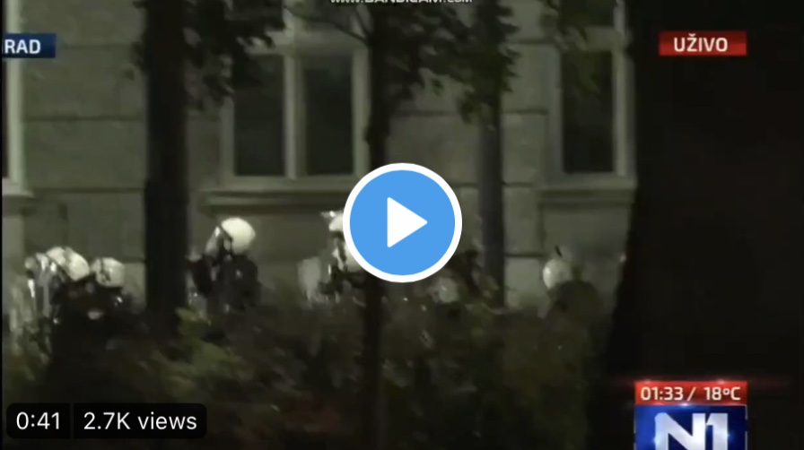 Σερβία: Άγριο ξύλο των ΜΑΤ σε νεαρούς που καθόντουσαν και έπιναν μπυρες σε παγκάκι. (Βίντεο).