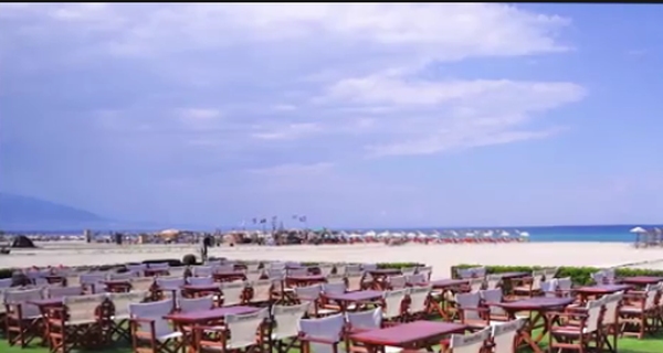 Άφαντοι οι τουρίστες Ιούλιο μήνα – Beach bar χωρίς ούτε έναν πελάτη, έρημες παραλίες και καταστήματα (βίντεο)