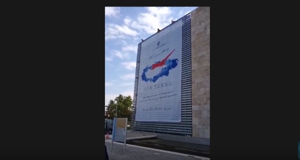 ΒΙΝΤΕΟ – Πανό για τη μαύρη επέτειο του Αττίλα στο Δημαρχείο Θεσσαλονίκης