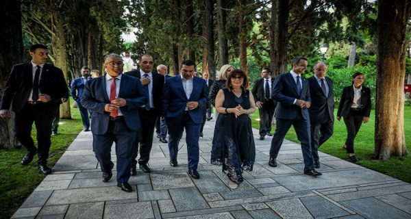 Η ψευδεπώνυμη γιορτή της Δημοκρατίας