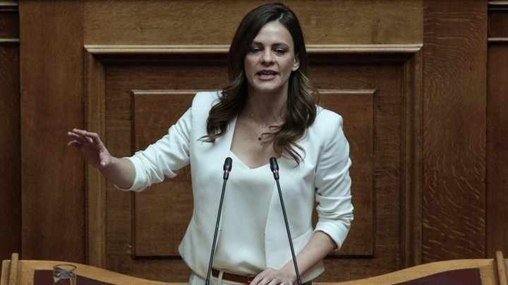 Κόλαφος Αχτσιόγλου: Η κυβέρνηση καταργεί 13ο και 14ο μισθό στους εργαζόμενους σε αναστολή.