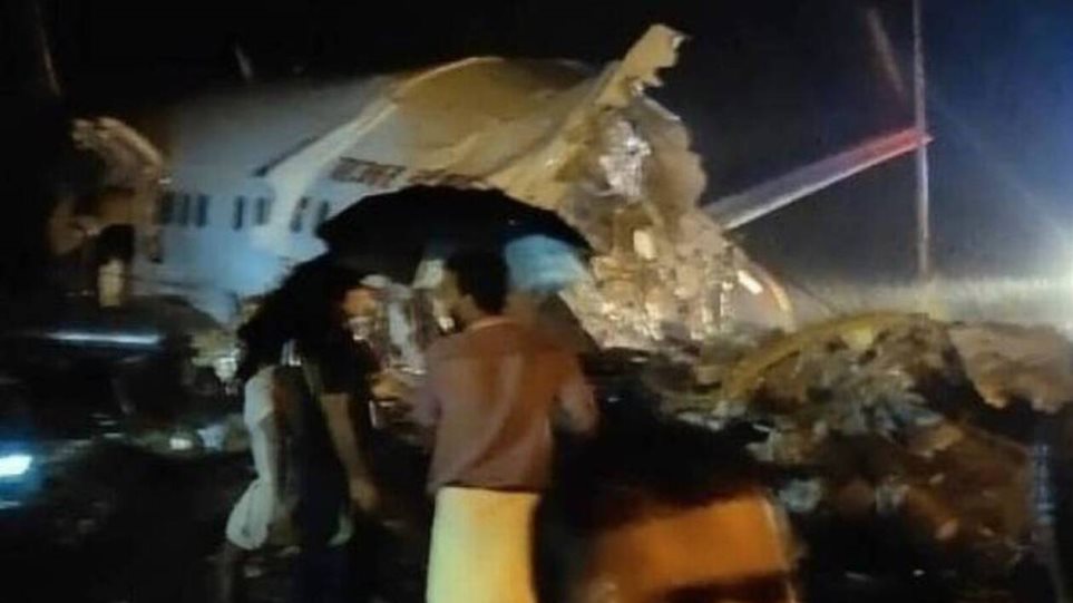 Τραγικό αεροπορικό στην Ινδία. Αεροπλανο συνετρίβη στο έδαφος και κόπηκε στα δυο.