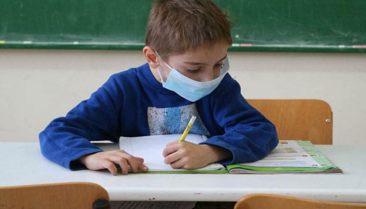 Υποχρεωτική η χρήση μάσκας για μαθητές και καθηγητές – Από ποια ηλικία θα ισχύει για τους μαθητές