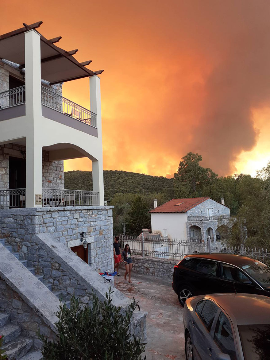 Ανατολική Μάνη τώρα – μάχη με δύο μέτωπα φωτιάς δίνουν οι πυροσβέστες