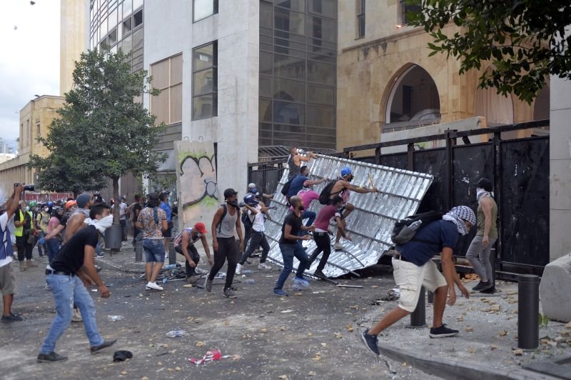 Κατέρρευσε η κυβέρνηση του Λιβανου από την οργή του κόσμου για τις φονικές εκρήξεις στη Βηρυτο.