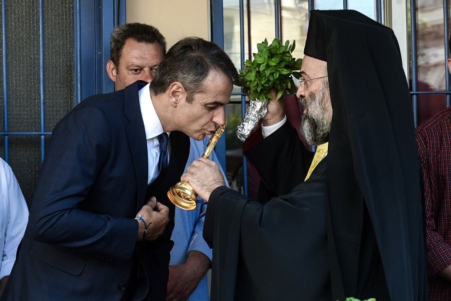 Χωρίς αγιασμούς αλλά με ψεκασμούς για τον Κορωνοϊο σχεδιαζουν να ανοίξουν τα σχολεία φέτος