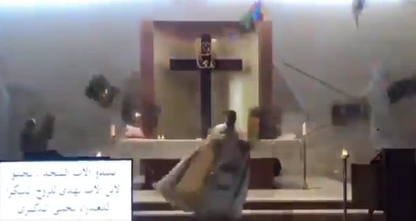 Βίντεο-σοκ από τη Βηρυτό: Ιερέας καταπλακώνεται από τα συντρίμμια την ώρα της λειτουργίας