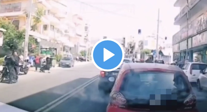 Μπράβο παιδιά - Αστυνομικοί βοηθούν ηλικιωμένη που σκόνταψε στη μέση του δρόμου
