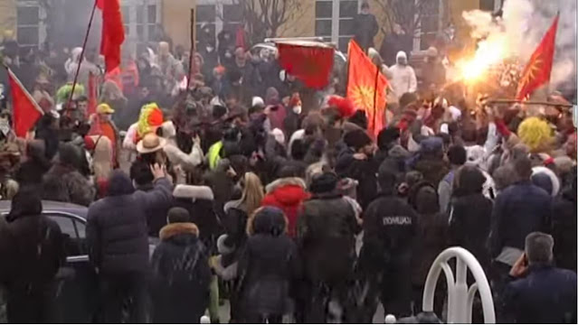 Σκόπια καρναβάλι έκαψαν βουλγαρική σημαία