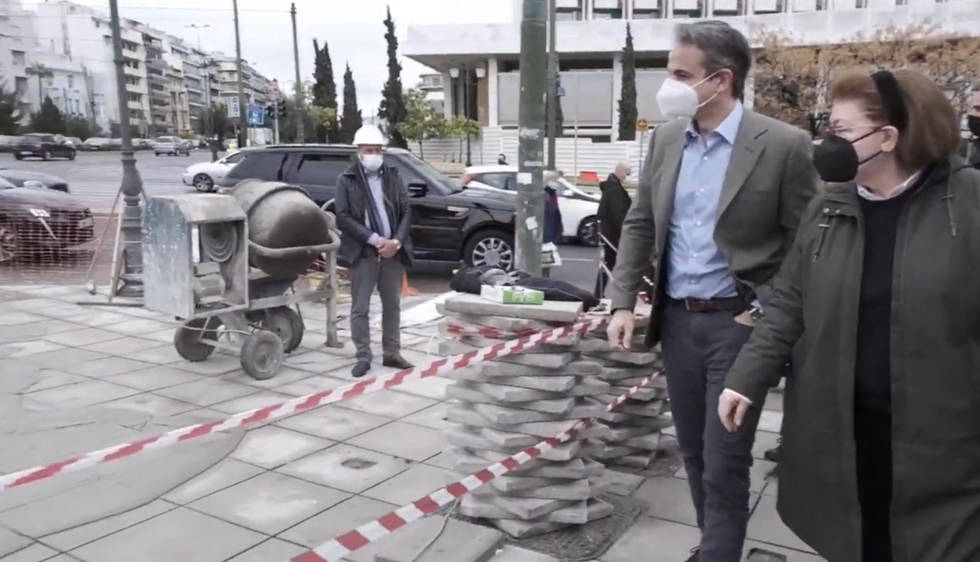 Με τα χέρια στις τσέπες ο πρωθυπουργός στην Εθνική Πινακοθήκη 7 Μητσοτάκης χέρια στις τσέπες