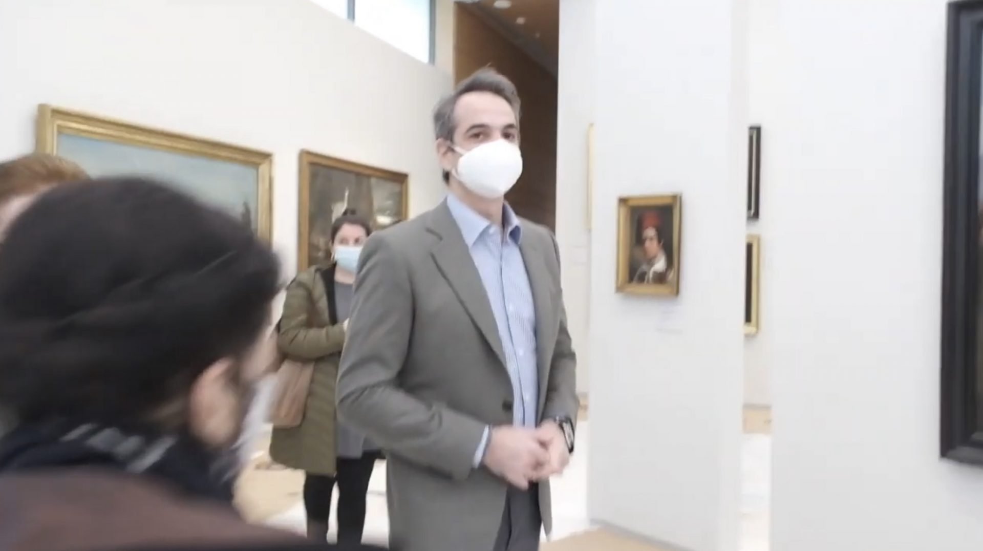 Με τα χέρια στις τσέπες ο πρωθυπουργός στην Εθνική Πινακοθήκη 8 Μητσοτάκης χέρια στην τσέπη