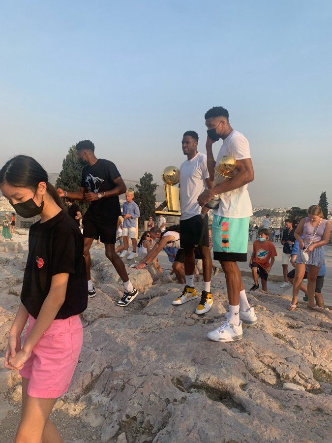 Στον ιερό βράχο της Ακρόπολης ο Γιάννης Αντετοκουνμπο με το κυπελο αγκαλιά 15 2A11EEF7 C4A1 43EB AC5B 4928F2E2DE99