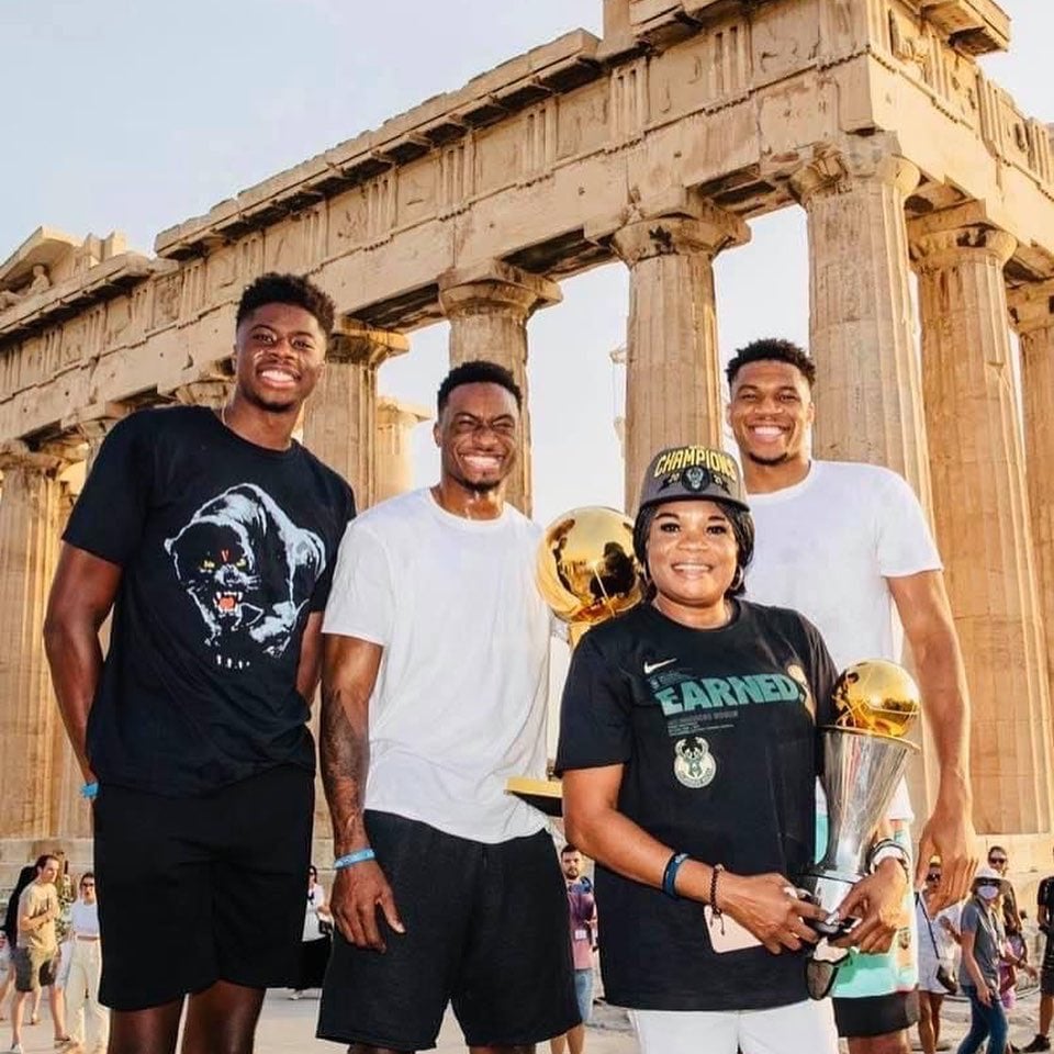 Στον ιερό βράχο της Ακρόπολης ο Γιάννης Αντετοκουνμπο με το κυπελο αγκαλιά 12 7B8C6246 78BA 4746 B515 0D968D70CA9F