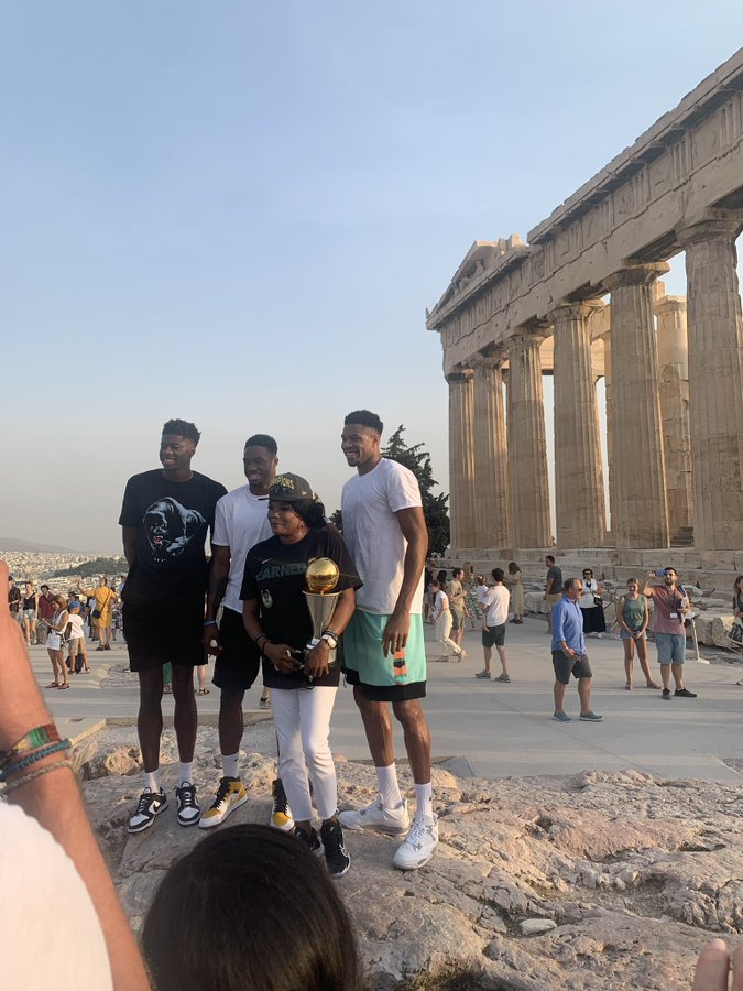 Στον ιερό βράχο της Ακρόπολης ο Γιάννης Αντετοκουνμπο με το κυπελο αγκαλιά 14 7EA82C94 307A 4E72 A5B3 E9D3C58041E9