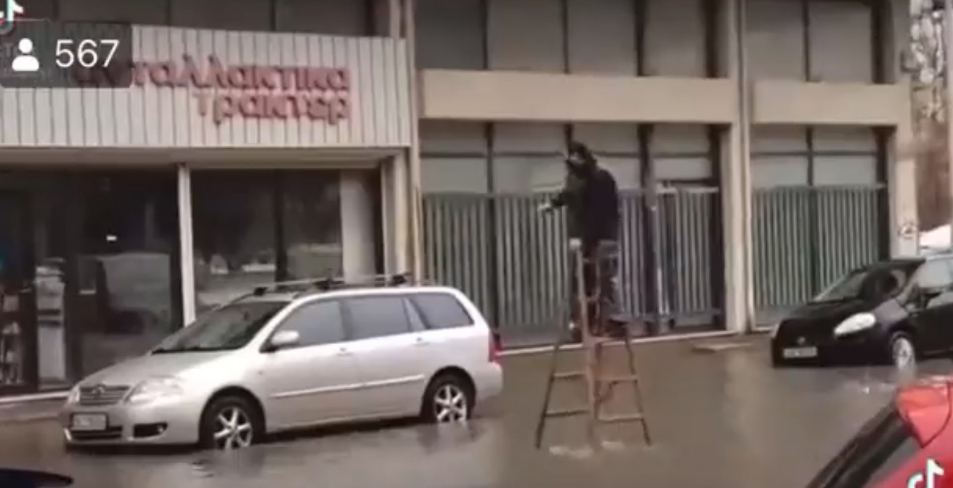 Η πατέντα που έκανε οδηγός για να παει στο αυτοκίνητο του μεσα στην πλημμύρα
