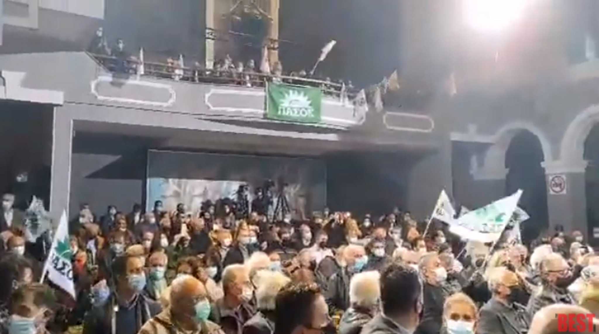 Περιζήτητες οι σημαίες του Πασοκ απο τους υποψήφιους αρχηγούς - Τις ψάχνουν σε πατάρια και υπόγεια