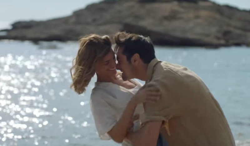 Το βίντεο της Lacta για τις γυναικοκτονίες: Μην με αφήσεις ποτέ…