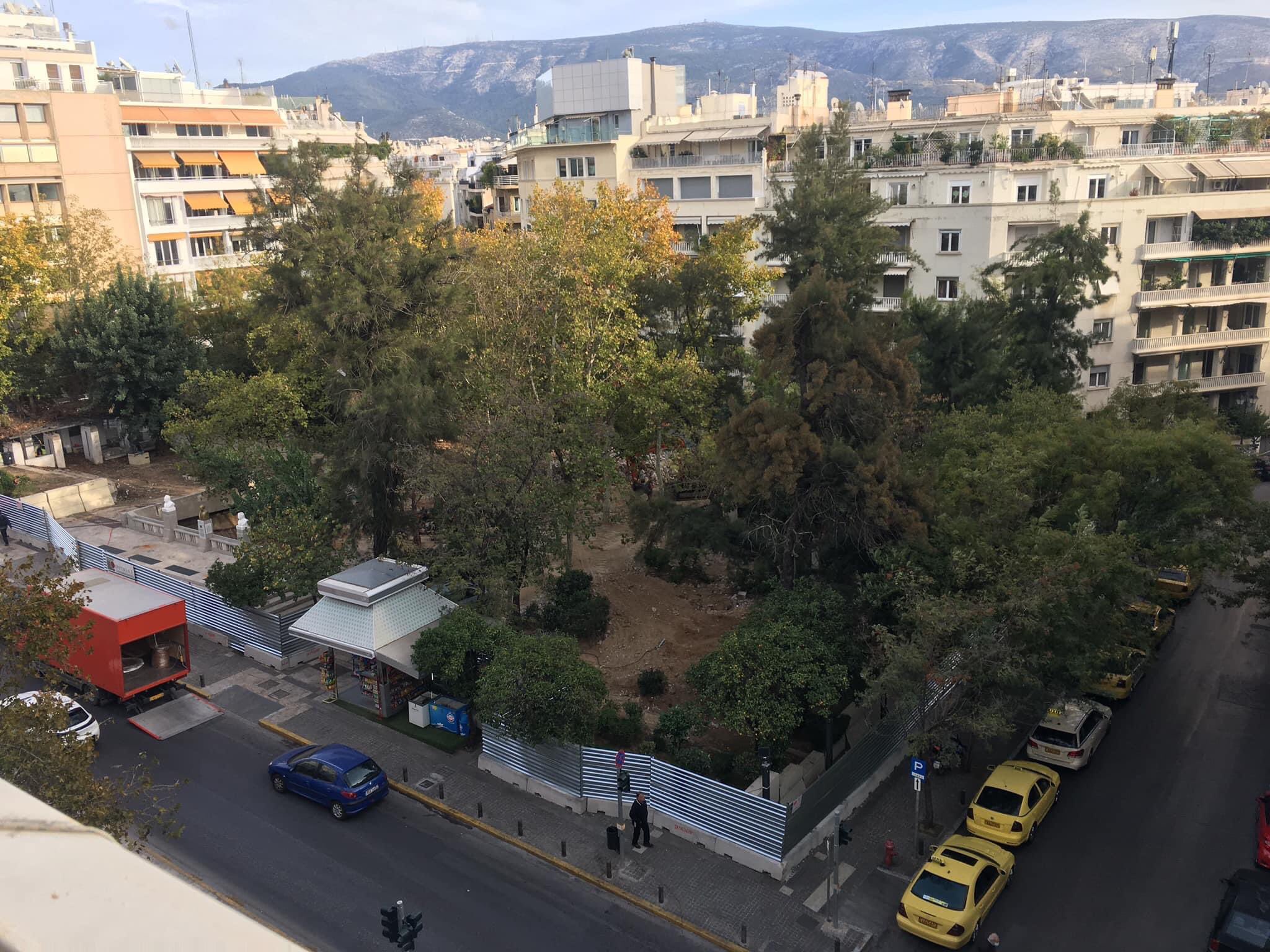 Σαρώνει ο Κυριάκος! Κόπηκαν και τα δέντρα στην πλατεία Κολωνακίου!
