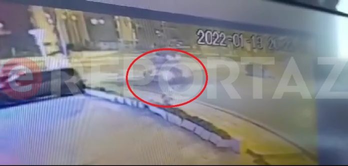 Βίντεο Ντοκουμέντο: Ο Τζώρτζης Μονογιός δεν έτρεχε με την Φεράρι Βίντεο που δείχνει ότι ο Τζώρτζης Μονογυιος δεν είχε αναπτύξει ιλιγγιώδη ταχυτητα λίγο πριν το μοιραίο, φέρνει στο φως το ereportaz.gr. Το υλικό προέρχεται από κάμερα κατάστηματος επί της Λεωφόρο Καραμανλή και δείχνει το πολυτελές αυτοκίνητο να κινείται στη δεξιά πλευρα του δρόμου ελαφρώς πιο γρήγορα από τα υπόλοιπα όχι όμως ανεξέλεγκτα. Το κατάστημα βρίσκεται σε απόσταση 500 έως 700 μέτρων από τον τόπο του δυστυχήματος. Άρα ο οδηγός έχασε τον έλεγχο για άλλο λόγο τον οποίο διερευνα η τροχαία. Δυο τα βασικά σενάρια, είτε συνάντησε αιφνιδίως μπροστα του εμποδιο το οποίο θέλησε να αποφυγει χωρίς να πατησει φρένο, είτε εχασε γενικώς τον έλεγχο ένεκα καποιας αδυναμίας. subscribe https://tinyurl.com/ereportazTV ➤ΔΙΑΒΑΣΤΕ ΟΛΟ ΤΟ ΡΕΠΟΡΤΑΖ ΕΔΩ http://www.ereportaz.gr/ Τζωρτζησ μονογυιοσ,κατερινα μονογυιου, κατερινα μονογιου, Κατερίνα Μονογυιού, μονογιου,Κατερίνας Μονογυιού, Τζώρτζης Μονογυιός,μονογυιοσ, μονογυιοσ τζωρτζησ, Ferrari, τροχαιο βουλα, μονογιοσ, τροχαιο, τζωρτζησ μονογιοσ, μονογιου κατερινα, κατερίνα μονογιού, Μονογυιού, τζώρτζησ μονογυιοσ, ηλικία, facebook, instagram, reality , The Wall, FERRARI, Official Video Clip, Η στιγμή που η Ferrari παίρνει φωτιά, Φεράρι Ελλάδα, Ferarri Ελλάδα, Ferrari Greece,35χρονος,Τροχαίο στη Βούλα