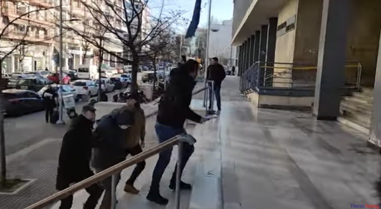 Με αποδοκιμασίες και υβριστικά συνθήματα περίμενε πλήθος κοσμου τον 23χρονο έξω απο τα δικαστηρια