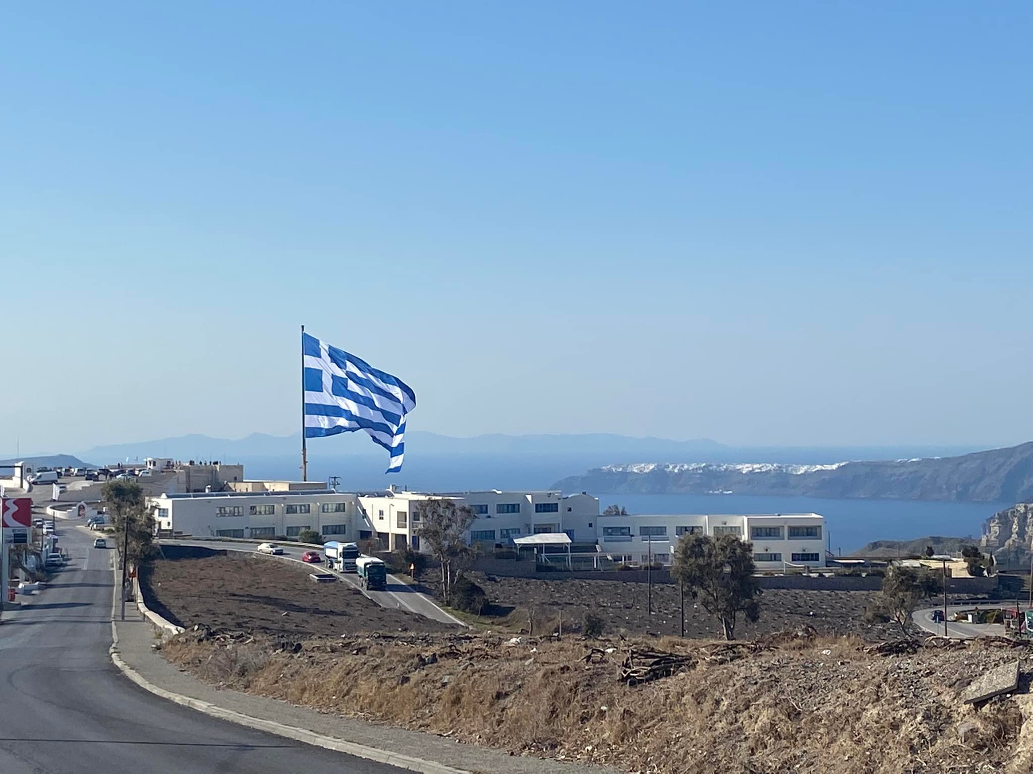 Ελληνική σημαία 1500 m2…ανέβασαν στη Σαντορίνη (βίντεο)