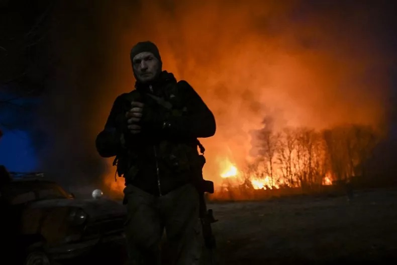NewsWeek:Οι βομβαρδισμοί Πούτιν θα μπορούσαν να καταστρέψουν την Ουκρανία, αλλά αυτός συγκρατείται. Να γιατί