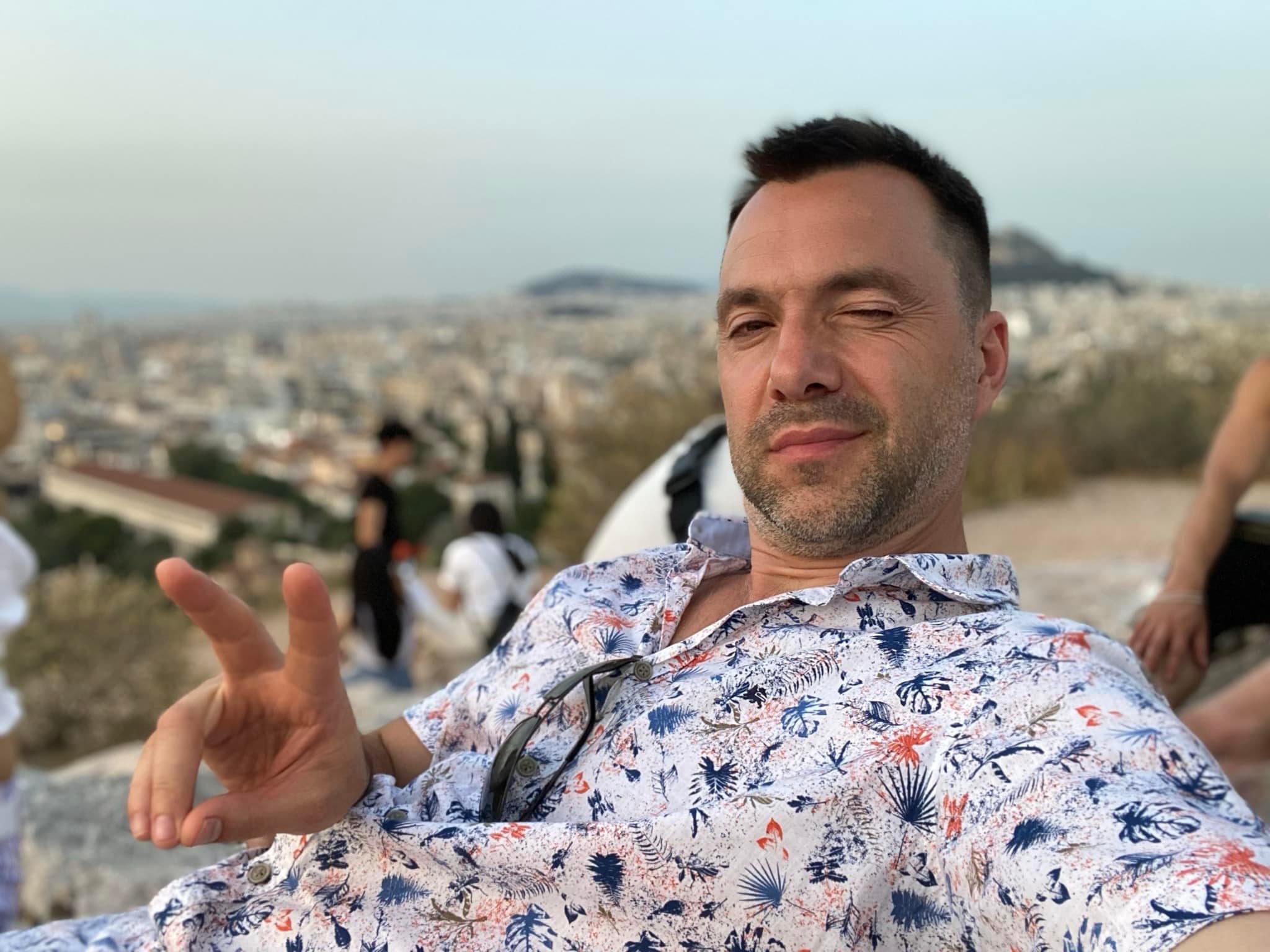 Σάλος με ανάρτηση συμβούλου του Ζελένσκι που Φαίνεται να φωτογραφίζεται στην Αθήνα!