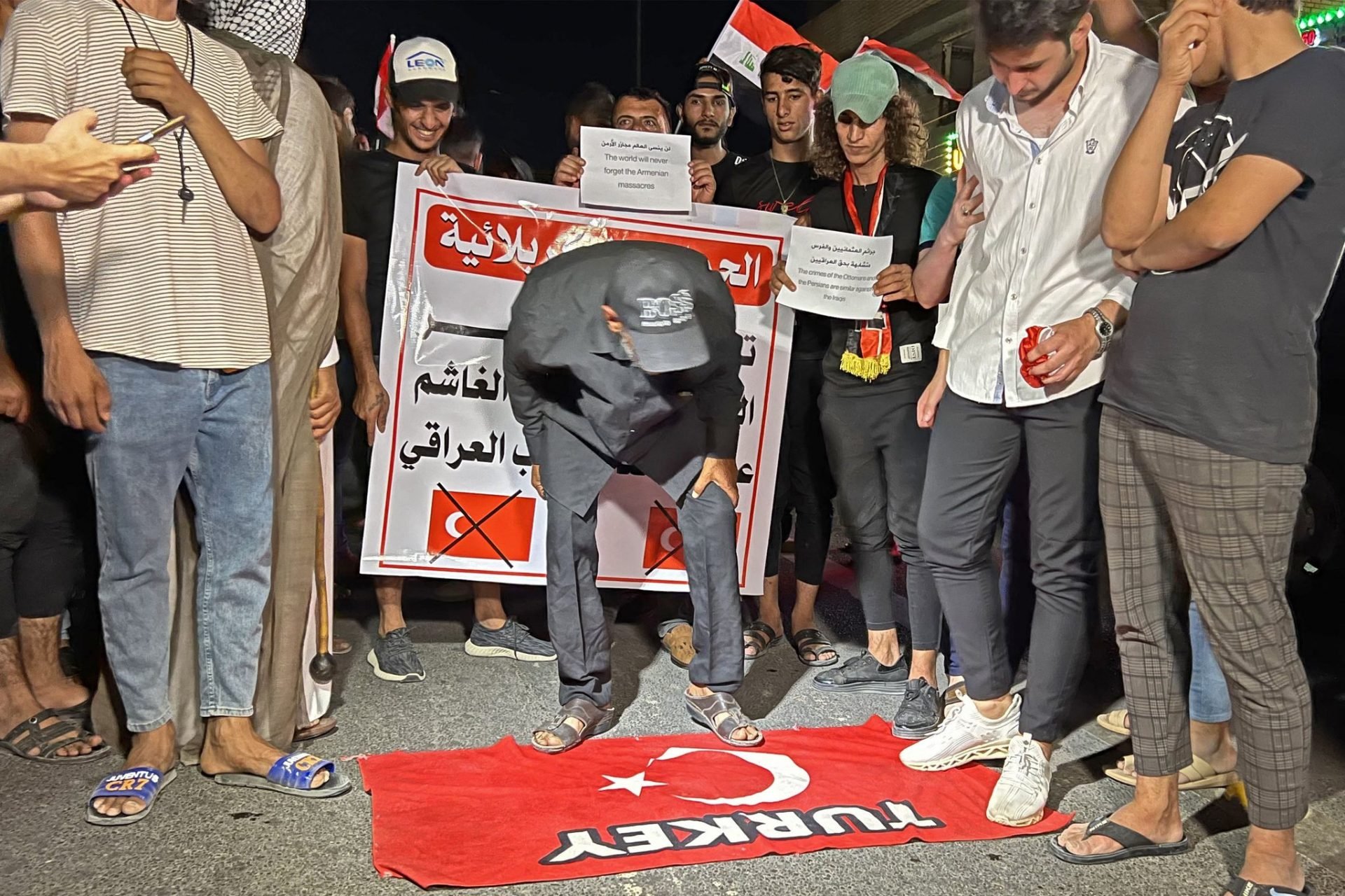 Θάνατος στους Τούρκους!» Χιλιάδες Ιρακινοί έξω από την τουρκική πρεσβεία στην Βαγδάτη – κατέβασαν την σημαία