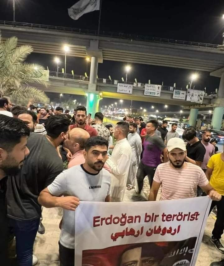 Θάνατος στους Τούρκους!» Χιλιάδες Ιρακινοί έξω από την τουρκική πρεσβεία στην Βαγδάτη – κατέβασαν την σημαία