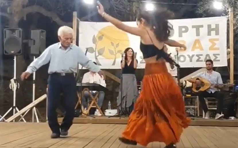 Ο συγκινητικός χορός χορός του 89χρονου παππού με την εγγονή του στη Σχοινούσα
