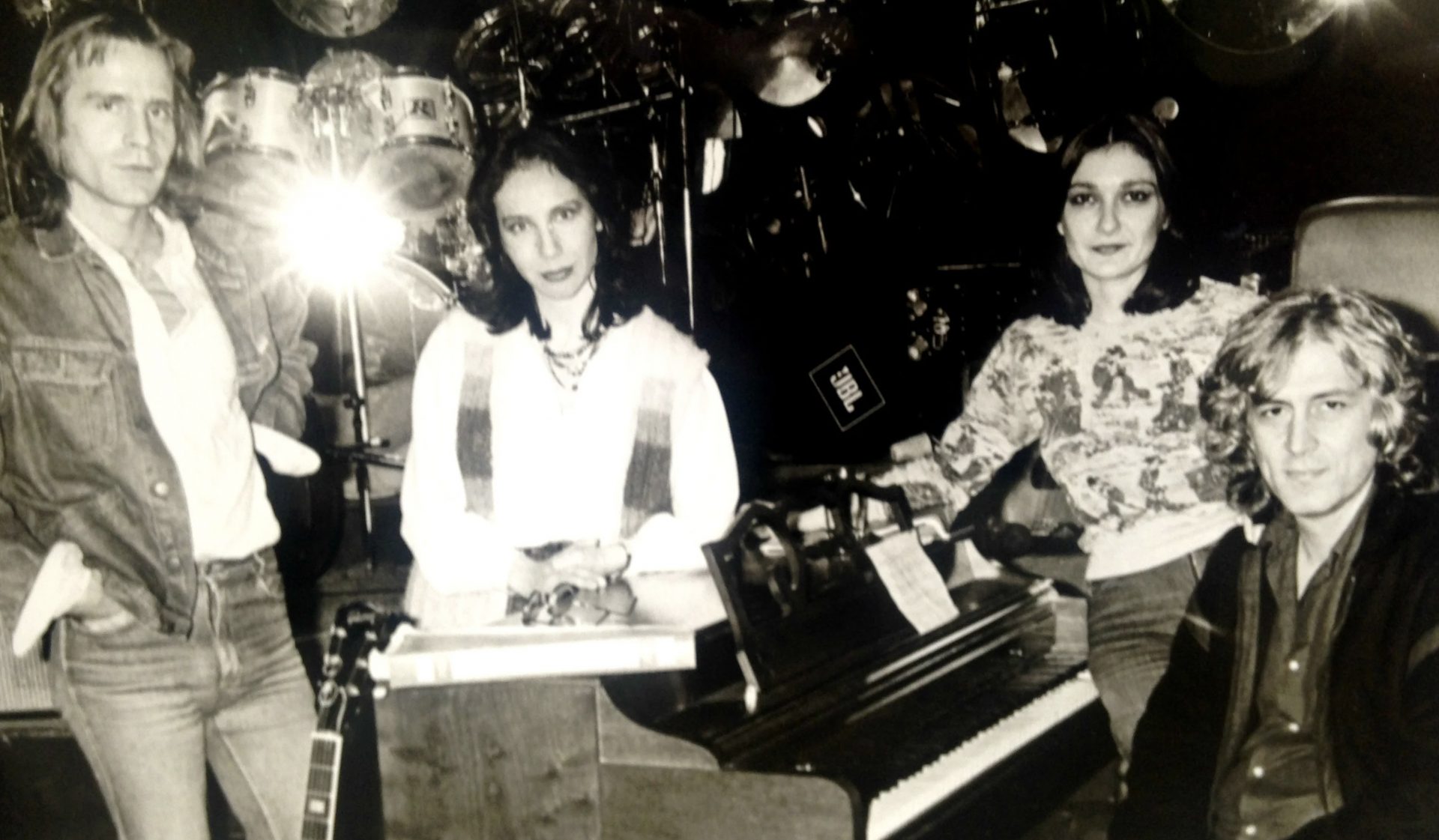 Λουκιανός Κηλαηδόνης: Το Πάρτυ στη Βουλιαγμένη που έμεινε στην ιστορία 12 ADDB1372 1E89 4154 9391 643025BF8292 scaled