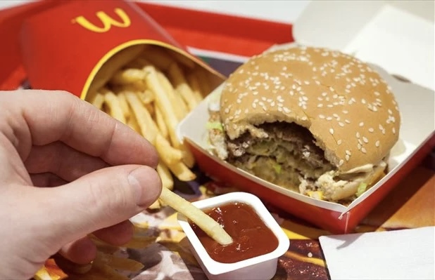 Τα McDonald's ανέβασαν την τιμή του cheeseburger για πρώτη φορά εδώ και 14 χρόνια