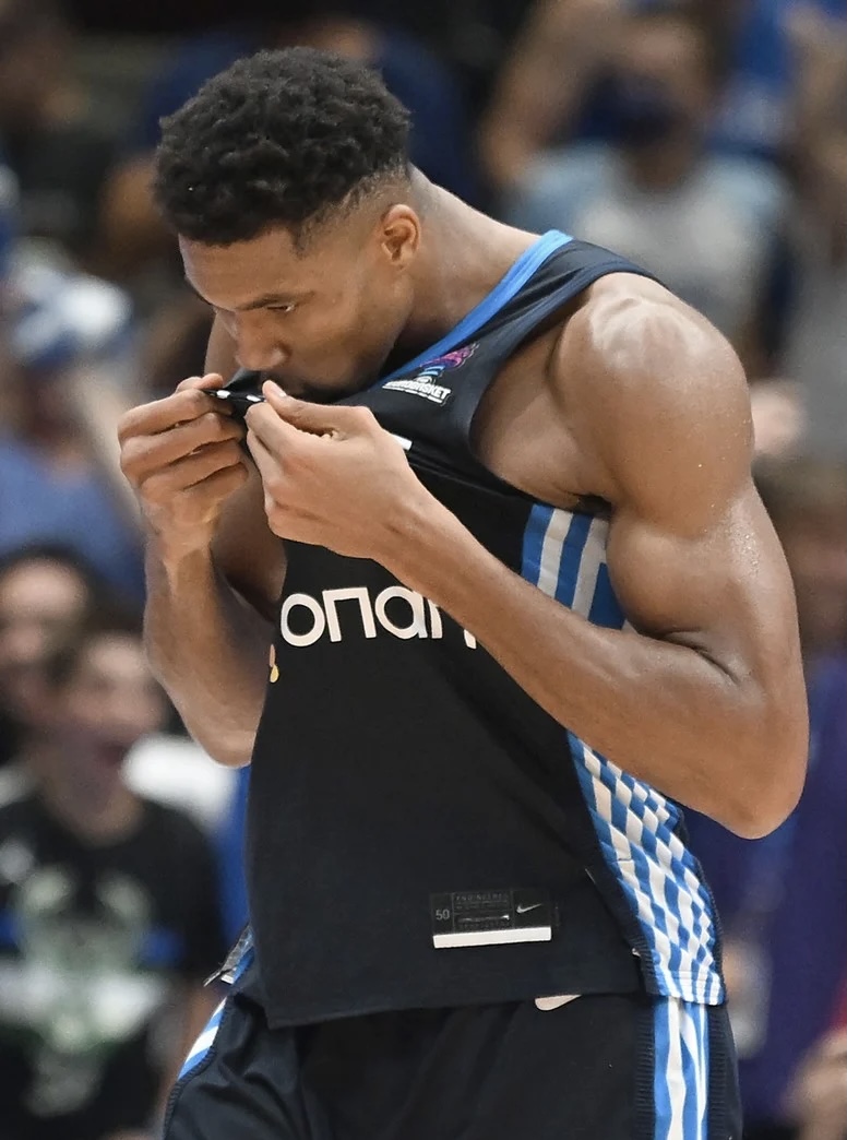 Μεγαλειώδης κίνηση του Γιάννη Αντετοκούνμπο: Φιλά το εθνόσημο μετά τη νίκη με την Κροατία 6 6BA7E74B 908F 4FC5 8631 4BE5C5C82D67