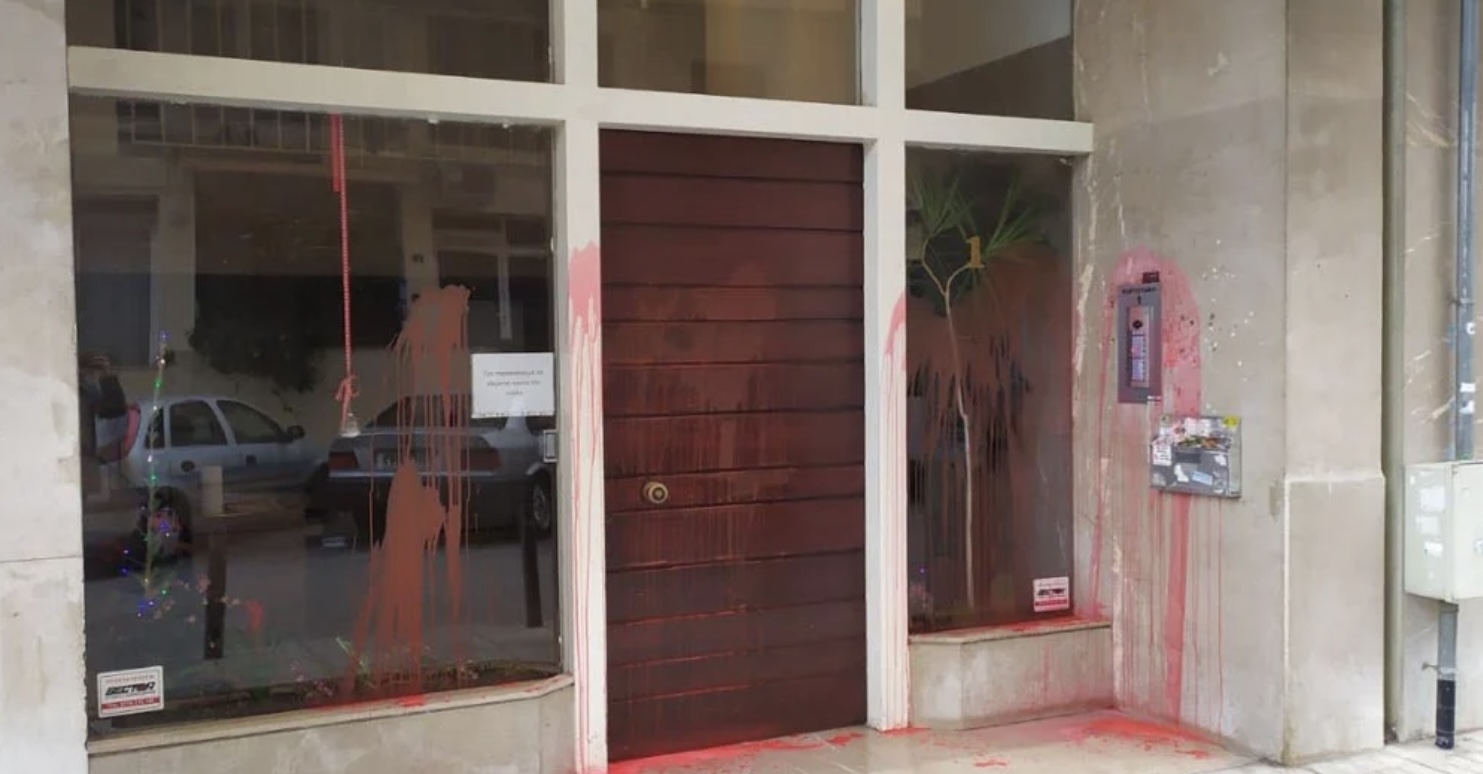 Στράτος Σιμόπουλος για την επίθεση στο σπίτι του: Η δημοκρατία, την οποία και υπηρετώ με συνέπεια, δεν τρομοκρατείται και προσωπικά δεν πτοούμαι