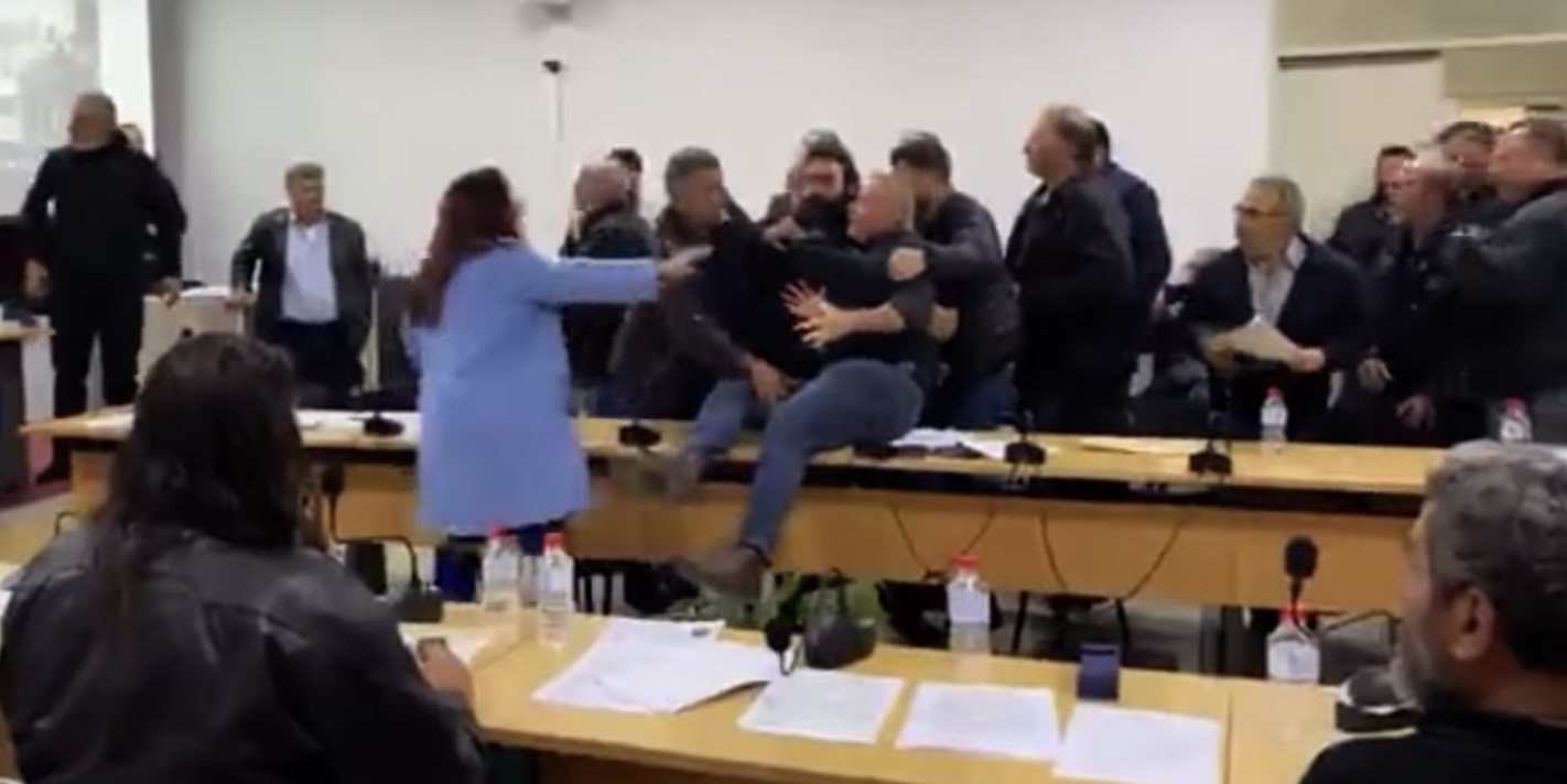 Σάλος στο δημοτικό συμβούλιο Γόρτυνας: Πιάστηκαν στα χέρια και καβάλησαν έδρανα
