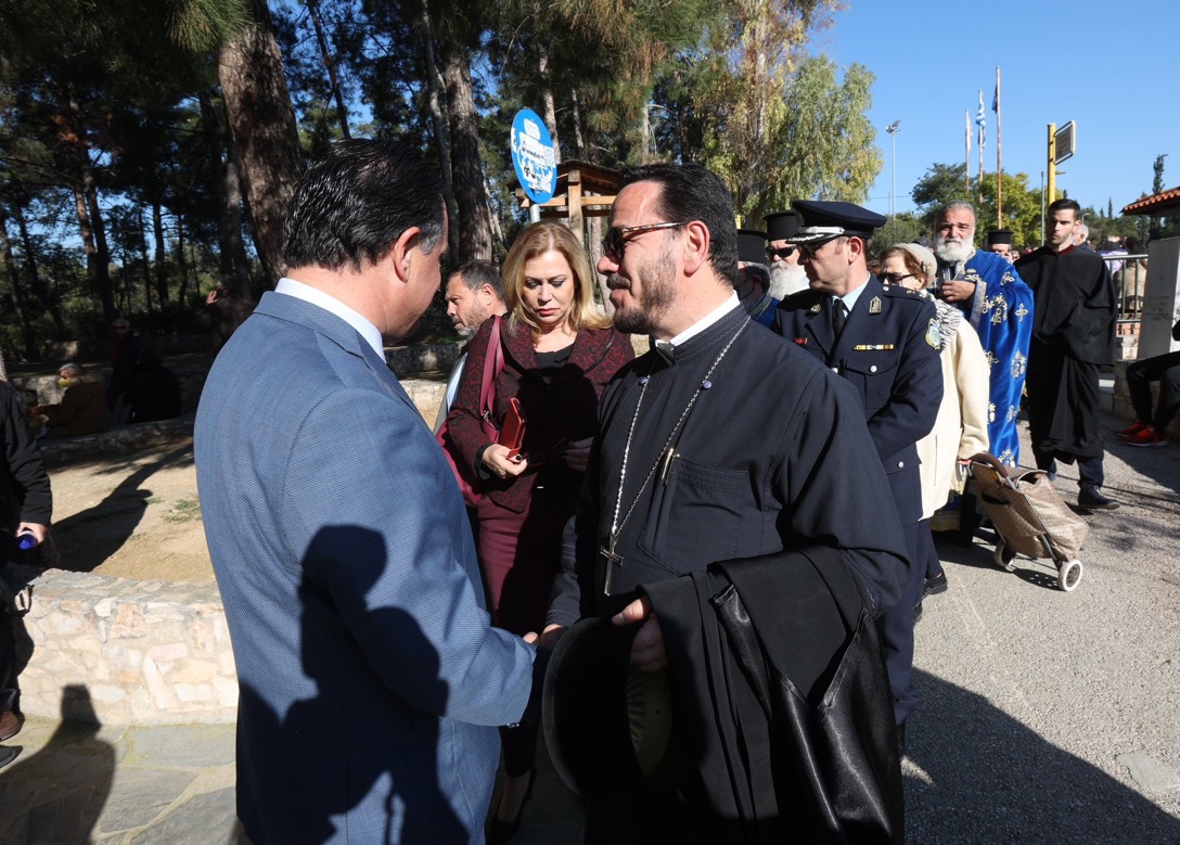 Απίστευτες εικόνες με αξιωματικούς και ιερείς να περιμένουν στην ουρα για να χαιρετήσουν γνωστό υπουργο 6 1806B10A A8DF 4C2D B95D 048AA4E62C43