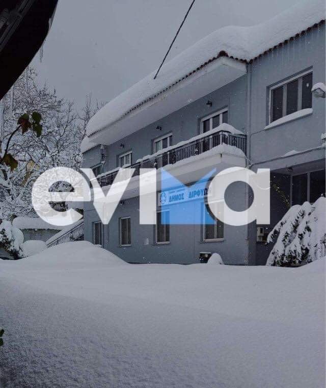Θάφτηκε στο χιόνι η Στενή Ευβοίας - Ανησυχία μήπως  δεν αντέξουν οι στέγες