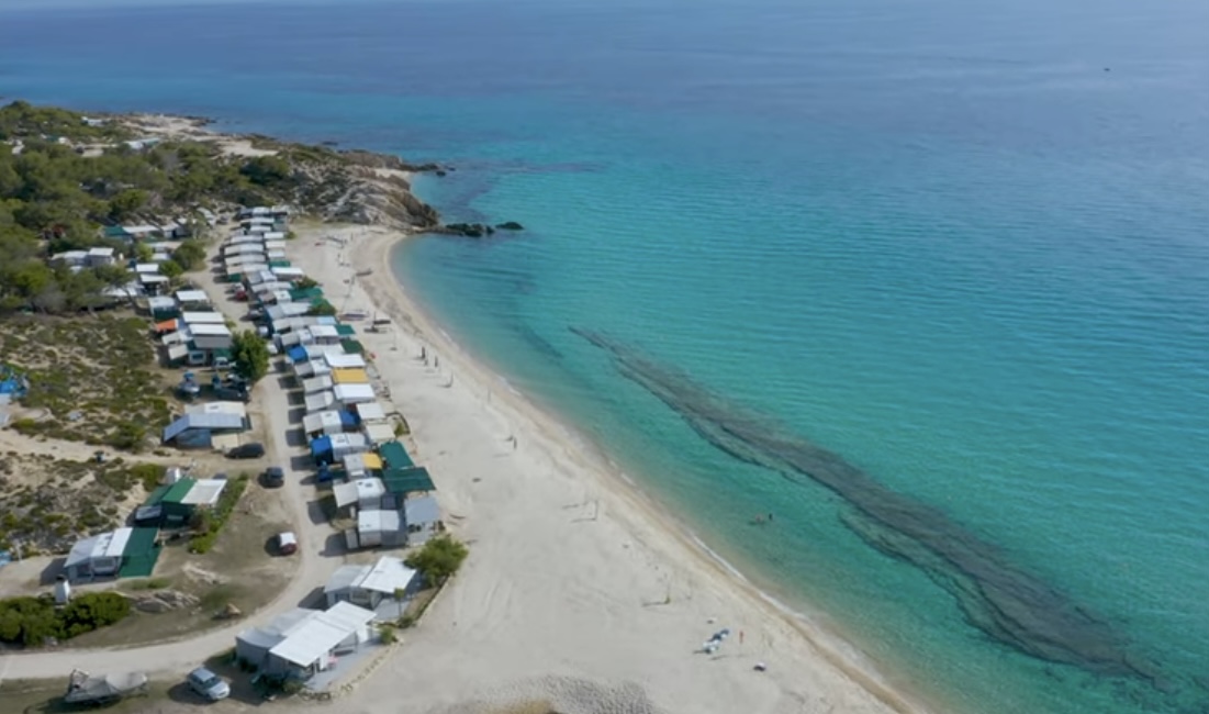 Πλατανίτσι: Τα καθαρά γαλαζοπράσινα νερά δίνουν κάθε χρόνο γαλάζια σημαία στην περιοχή