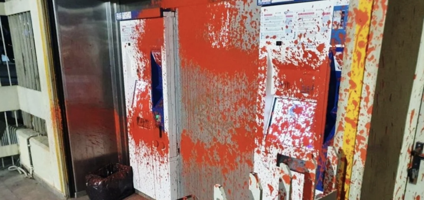 Βανδαλισμοί από κουκουλοφόρους στο σταθμό ΗΣΑΠ στο Θησείο