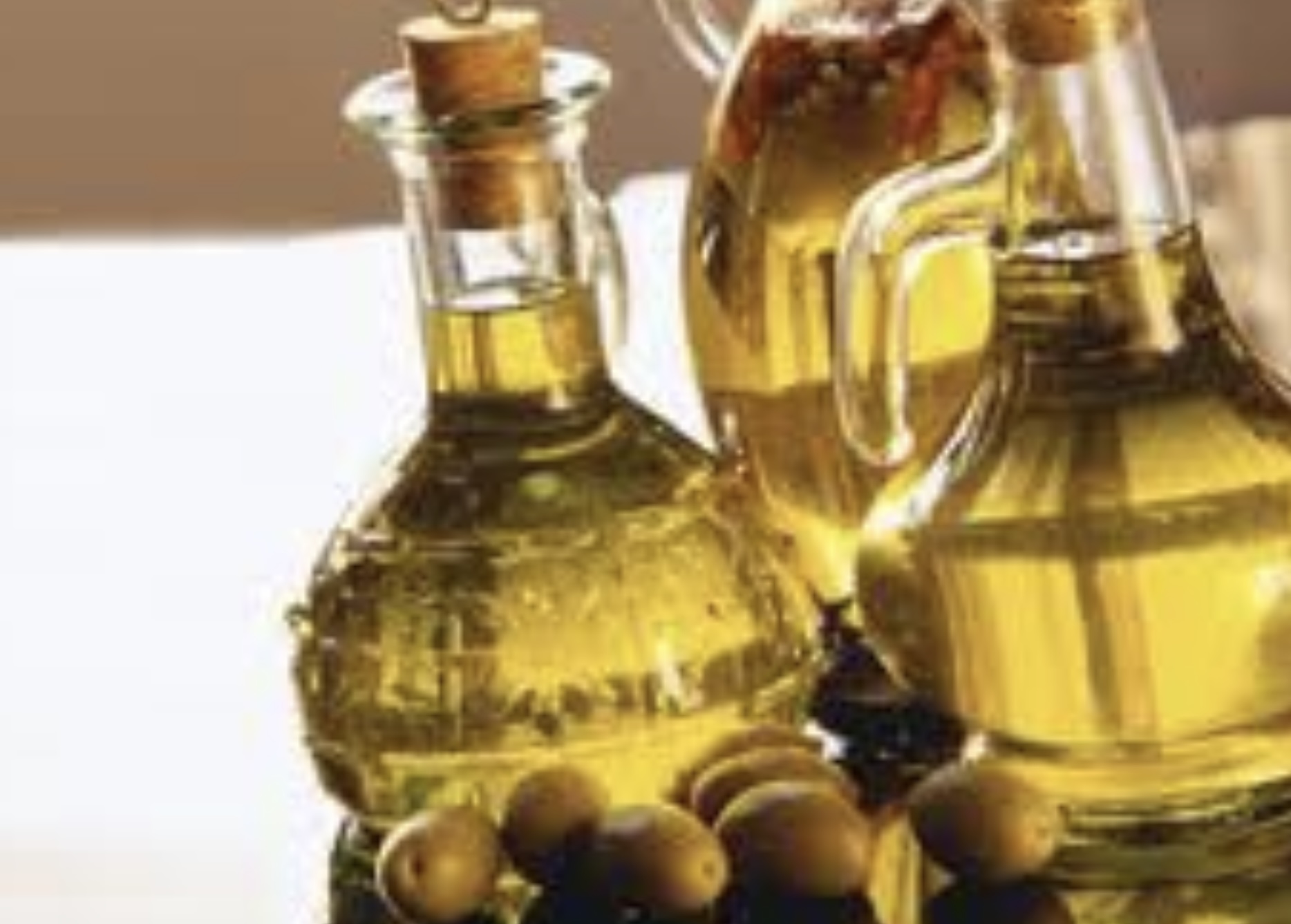 Соевое и оливковое масло. Елейное масло. Оливковое масло для кожи тела. Оливковое масло польза для кожи. Продавались ли изделия ремесленников вино и оливковое масло.