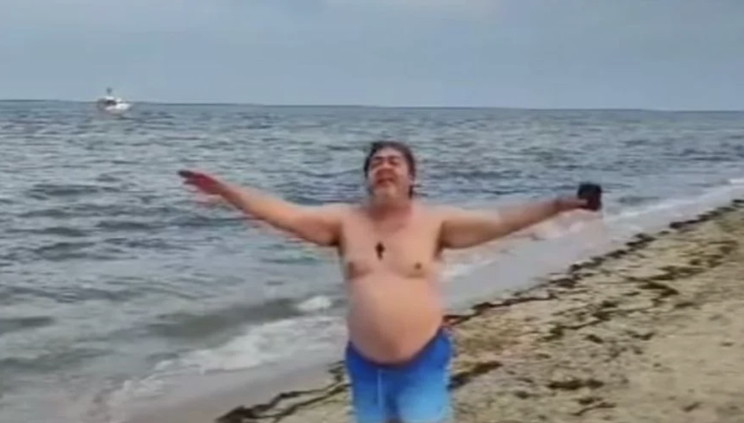 Σάλος με τον Σωτη  Βολάνη που βγήκε με μαγιο και τραγουδούσε στην παραλια