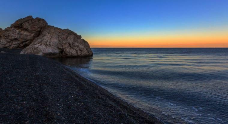 Τα Μαύρα Βόλια στην Χίο είναι μία ξεχωριστή παραλία, που όμοιά της δεν υπάρχει πουθενά στον κόσμο