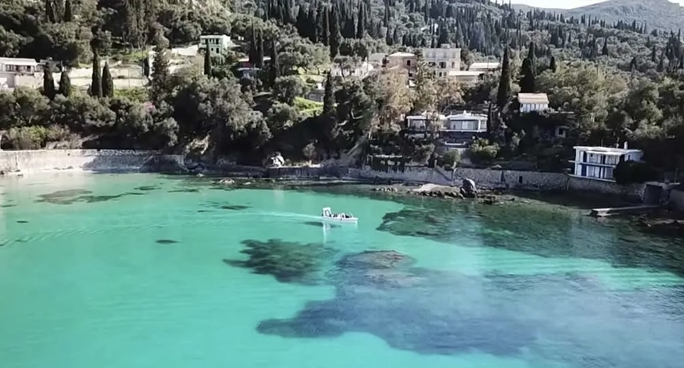 Παλαιοκαστρίτσα: Ο μαγευτικός τιρκουάζ κόλπος της Κέρκυρας που λάτρευε η Βλαχοπούλου!