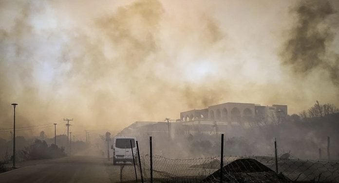 Ειδαν μόνο την Αττικη και άφησαν την Ρόδο να καίγεται 5 μέρες συνέχεια