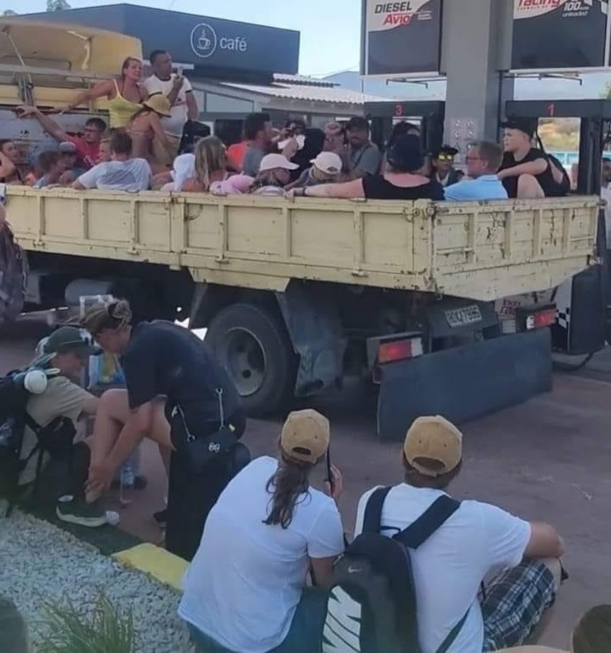 Σάλος με τις εικόνες με τους τουρίστες στη Ρόδο πάνω σε καρότσες φορτηγών που θυμιζουν την εποχη του Χοτζα στην Αλβανια 8 IMG 7105