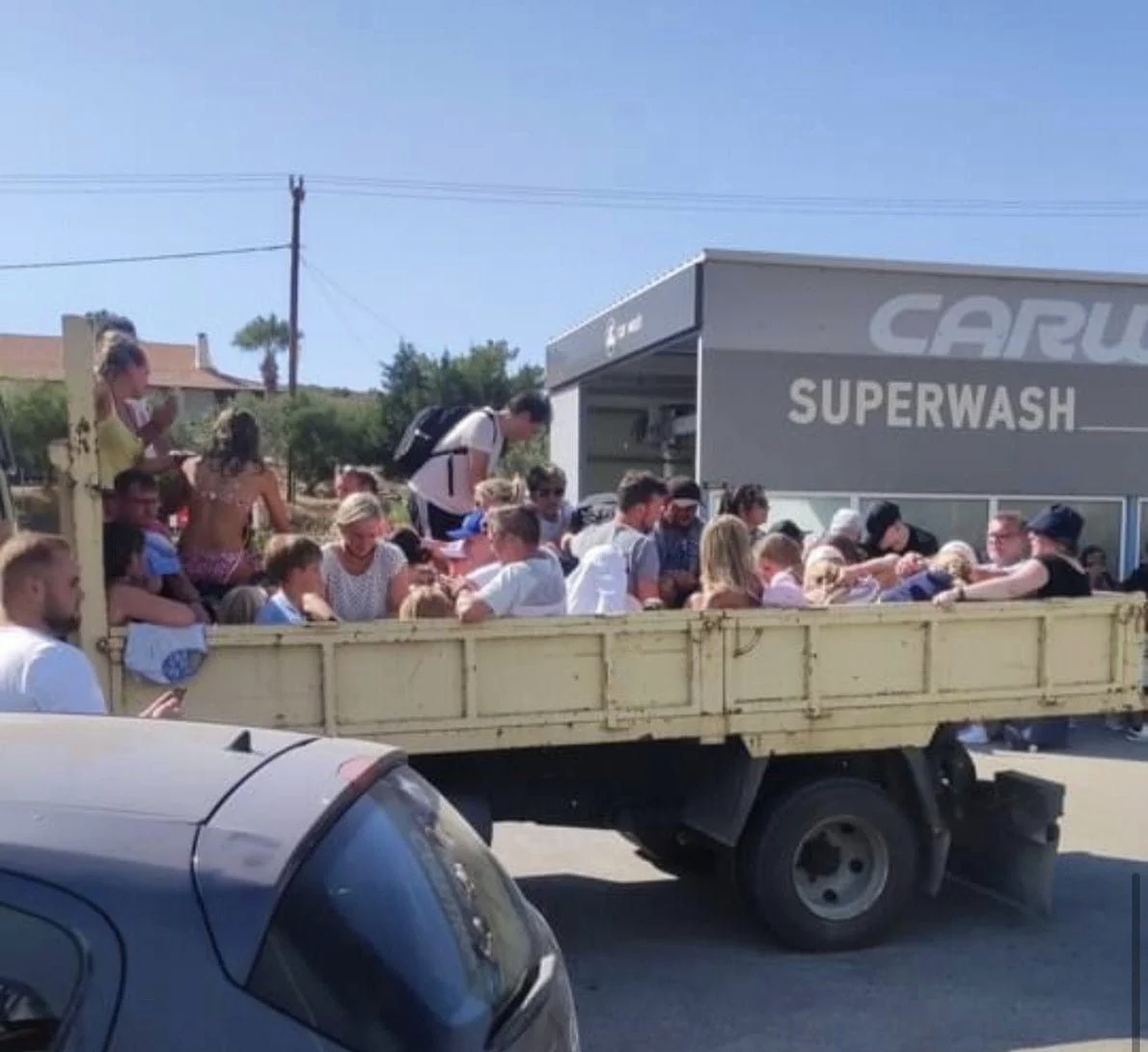 Σάλος με τις εικόνες με τους τουρίστες στη Ρόδο πάνω σε καρότσες φορτηγών που θυμιζουν την εποχη του Χοτζα στην Αλβανια 7 IMG 7108