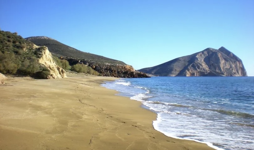 Νησί λουσμένο στο εκτυφλωτικό φως, εξωτικό, με άγρια και συνάμα γαληνεμένη ομορφιά 5 IMG 7209